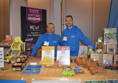 Nieuw bij Madal Bal: Baked Protein Chips, twee varianten: Cheese en BBQ. Op de foto staan Pradeep Hoogakker en Emile Derksen.